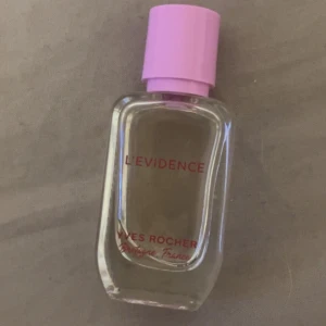 Yves Rocher L'Evidence parfym - L'Evidence från Yves Rocher, tillverkad i Bretagne, Frankrike. Snygg flaska med rosa kork, perfekt för dig som vill ha något unikt i din samling.