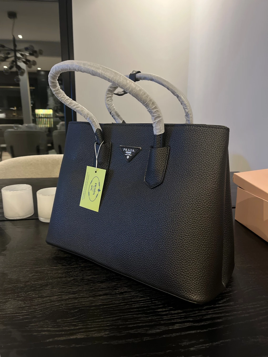 Svart handväska från Prada i skinn - 1