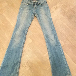 Ljusblå lågmidjade bootcut jeans - Snygga ljusblå jeans med bootcut 