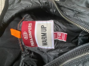 Svart jacka från Parajumpers - Parajumpers Nolan Warm up jacka. Storlek M junior. Mycket fint skick, sparsamt använd. Autentisk, testad via qr-kod på märklapp i jackan. Nypris 3900