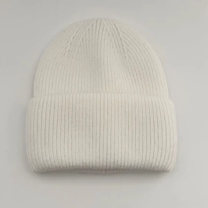 Vit mössa  - Snygg vit mössa med ribbad struktur och klassiskt uppvik. Perfekt för kalla dagar och enkel att matcha med din stil. Mjuk och skön, passar både till jacka och hoodie. Enkel design som funkar året runt.