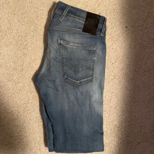 Replay Anbass - Replay Anbass Hyperflex jeans, storlek 30/32. Har fin tvätt och är stretctiga, slim fit. Väldigt bra skick. Nypris ligger runt 1600, mitt pris 579!  hör av er vid frågor o funderingar😇 