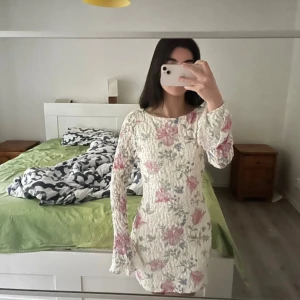 Gina klänning - Spets klänning med blommönster från gina tricot i storlek s aldrig använd med prislapp kvar, lite vidare ärmar nedtill samt stretchig och jätteskön på!