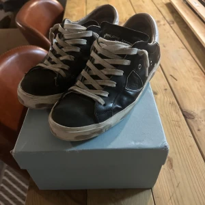 Svarta Philippe Model skor - Tjena! Säljer nu mina Philippe model skor använda nån gång men väldigt fräscha box och allt finns! Hör av er vid frågor