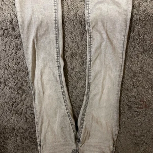 Grå jeans från Perfect Jeans, strl 40 - Snygga grå jeans från Perfect Jeans i storlek 40.  Använt typ 5 gånger har bara legat i min låda och tagit plats jätte fina storlek passar M och både L