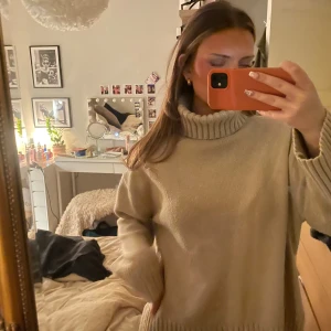 Stickad tröja! - Säljer denna så snygga stickade tröjan! Superbra skick! 💞