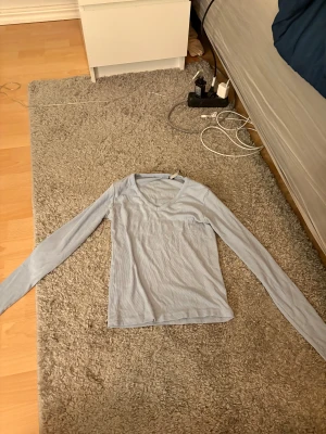 Ljusblå ribbad tröja från lager 157  - En blå tunn urringad tröja från lager 157 i st XS, väl använd 