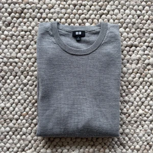 Merino ull tröja - Säljer nu min Merino ull tröja  i storlek S. Tröjan är i bra skick inga hål och iprincip inga nopprar alls. Vid frågor är det bara att höra av sig! 📩