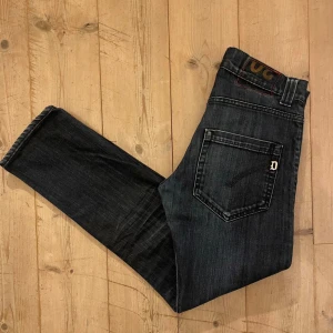 Mörkblå jeans från Dondup - Snygga mörkblå jeans från Dondup med klassisk femficksdesign.                       Längd 88cm