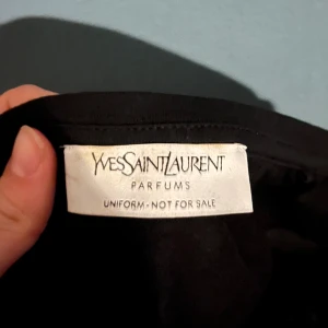 YSL långärmad tröja🫀 - Elegant från Yves Saint Laurent. Mjuk bomull & fin passform. Gissar att den är gammal jobbuniform för Ysl beauté. Köpt på Juno Juno i Göteborg💟