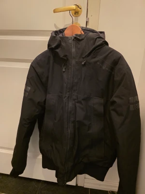 Svart vinterjacka från Sail Racing Stl M - Använd 1 vinter. Bra skick!