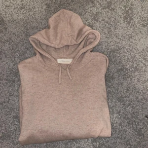 Sayless Kashmir hoodie  - En tvärfet kashmir hoodie ifrån sayless. Är i väldigt bra skick då den bara är använd ett par fåtal gånger. Passar perfekt nu till hösten👌 (Storlek M) 