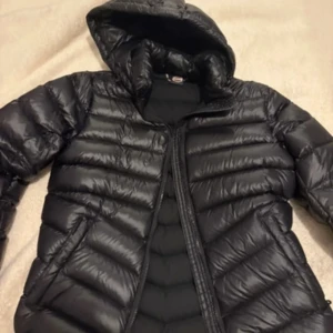 Colmar jacka - Colmar jacka i storlek S, skulle tänka mig byta till en mindre storlek i liknande modell. Ett litet hål på ena armen annars inge fel. Skriv privat för flera frågor💕