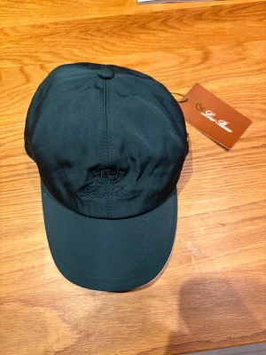 Mörkgrön keps från Loro Piana - Helt ny