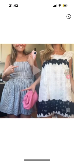 Vit spetsklänning med marinblå detaljer - Superfin kort vit klänning med spets och marinblå blommiga detaljer. Klänningen har breda axelband med volang och är lätt A-linjeformad. Perfekt för sommarens alla tillfällen och har en söt, romantisk vibe. Materialet är spets och klänningen är fodrad.