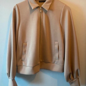 Cardigan  - Superfin cardigan endast använd fåtal gånger utan tecken på användning. Superskönt tyg! Tveka inte på att höra av dig om du har funderingar kring något!🫶🏻