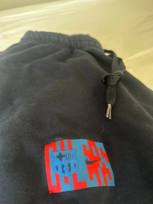 Fc Barcelona mjukisbyxor (Nike) - Ett par riktigt fina Barcelona mjukisbyxor som är köpta på camp nou shop i Barcelona. Passar både stolek S och M Fint skick, nypris ca 800kr