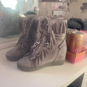 Isabel marant liknande Frans skor. Klackade sneakers - Jätte fina klackade sneakers. Står stl 36 men sitter mer som 37