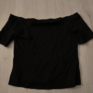 Svart offshoulder topp i bomull - Svart off shoulder t-shirt, använd fåtal gånger 