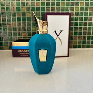 Xerjoff Erba Pura Eau de Parfum - Lyxig parfym med unik design från Xerjoff. Erba Pura levereras i en snygg flaska och box, perfekt för dig som vill sticka ut. Volym: 100 ml.
