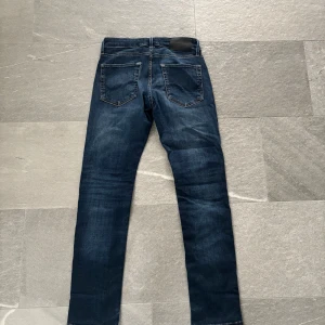 Jack and Jones jeans slim/glenn - Säljer ett par fina Jack and Jones slim/glenn jeans i storlek 28/30. Dom är i bra skick knappt någon syn på användning. Hör av vid frågor osv.