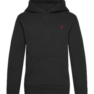 Svart hoodie från Polo Ralph Lauren - Svart hoodie från Polo Ralph Lauren med klassisk röd logga broderad på bröstet. Tröjan har huva, magficka och är tillverkad i mjuk bomull. Perfekt för dig som gillar stilren och enkel streetwear.