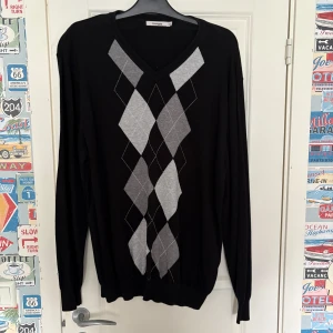 Svart stickad tröja  - Säljer denna då den inte längre används.  Pris går att diskuteras.