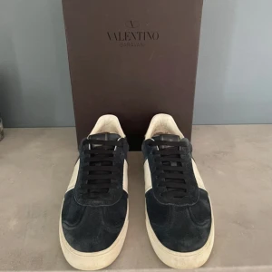 Valentino Flycrews navy blue - Snygga flycrew sneakers från Valentino, skick 8/10, 4 nitar saknas på vänster och 1 på höger, och lite smutsig insida men annars fint skick på skorna (går att skicka till valentino gratis för nya nitar). Og all. 3999kr (nypris: 7500). Kan fraktas via Postnord / Instabox samma dag. Hör av dig vid frågor eller funderingar😊
