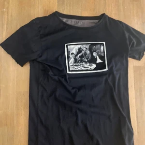 Limitato svart T-shirt  - En snygg svart Limitato t-shirt i bra skick,