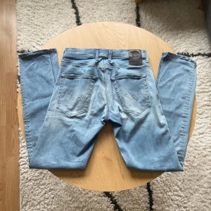 Replay jeans w28 l30 grover hyperflex - 10/10 skick, inga tecken på tidigare användning. Jeansen har raka ben och normal passform, med Replay-logga på bakfickan och läderpatch i midjan👖 Perfekt för dig som gillar stilrena och bekväma jeans💯  Jeansen har Grover modell och har hyperflex material 🪢De passar dig som är mellan ca 165-170. De är i modellen grover men sitter snarare som slim. De har storleken W28 L30📐  Vid frågor: Skriv gärna! 😇🤗Pris kan diskuteras!💸🤝