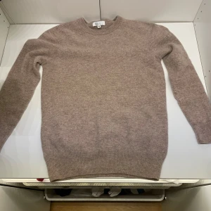 Beige merinoulls tröja XS - Riktigt snygg och stilren beige  tröja från Garde Grisch i 100% merinoull. Klassisk rund halsringning och långa ärmar. Perfekt för lager-på-lager och chill höst- och vinterstil. Enkel design som funkar till allt. Tröjan är knappt använd, tvättad en gång och den krympte lite. Sitter alltså något mindre än xs skulle jag säga. Mvh Hannes!