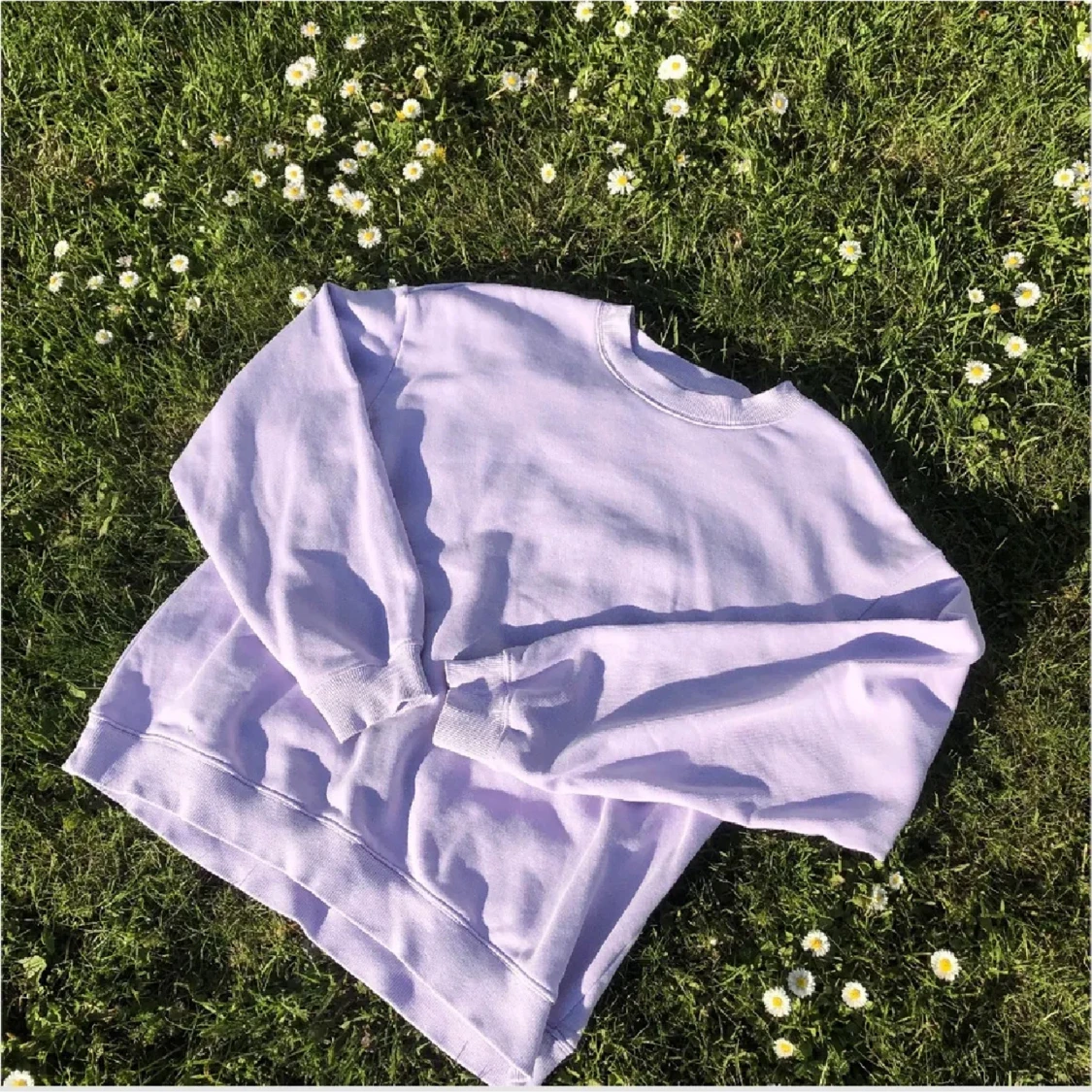 Monki Ljuslila sweatshirt med rund hals