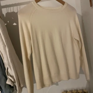Beige stickad tröja från ONLY - Kräm vit/beige tun stickad tröja ifrån only i storlek S, använd få gånger men ser ut som ny, jättemysigt material! förlåt för dåliga bilder, kan skicka bättre om det behövs ❤️
