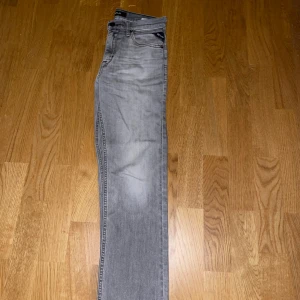 Grå jeans från Replay, storlek 150 - Snygga grå Replay jeans i klassisk femficksmodell. Jeansen har en rak passform och är tillverkade i mjukt denimtyg. Perfekta för dig som gillar en stilren och enkel look. Mvh Hannes!