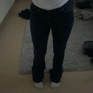 Mörkblå jeans från Noisy May - Säljer ett par mörkblå jeans från Noisy May med klassisk femficksdesign och snyggt straight snitt. Jeansen har hög midja och är tillverkade i stretchig bomullsdenim för en bekväm passform. Perfekta för dig som gillar en stilren look.