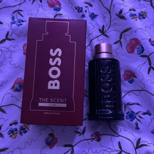 Boss The Scent Elixir 100ml - Boss The Scent Elixir Parfum Intense,  100ml. (runt 90ml kvar) Ingredienser: Alcohol Denat., Parfum/Fragrance, Aqua/Water/Eau, Limonene, Linalool, Coumarin, Hydroxycitronellal, Citronellol, Cinnamal, Eugenol, Citral, Geraniol, Isoeugenol, Methyl 2-Octynoate, Ext. Violet 2 (CI 60730). Tillverkad i Frankrike.