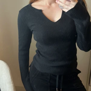 Svart ribbad långärmad tröja - NAKD i storlek XXS