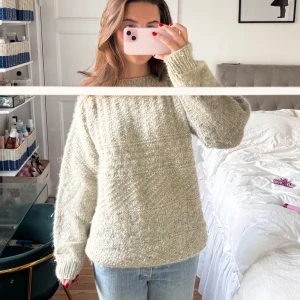 Stickad tröja!  - Så fin stickad tröja står ingen lapp i! Den är uppvikt på bilden men den ”lägger” sig så när man har på sig den