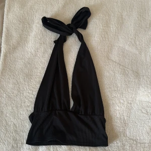 Knyt topp - Säljer denna knyt toppen i storlek XS. Perfekt att ha när man ska på någon fest eller vid ett finare tillfälle 💓 