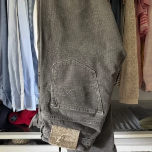 Grå jeansbyxor från Jacob Cohen - Hej, nu säljer jag mina vintage Jacob Cohen byxor som är unika och snygga. Byxorna är gråa  och är tillverkade i ett väldigt mjukt bomullsmaterial . Hör av dig om du har några frågor! 