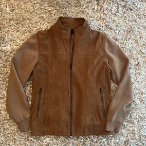 Massimo Dutti Mocka Cardigan: M/S - Säljer en super fin mocka cardigan ifrån Massimo Dutti. Jackan är i nytt skick helt utan skavanker, och kostar runt 3800kr ny. Jackan är i storlek M men sitter mer som en S. Jackan är även lätt fodrar och perfekt inför höst, vinter och vår. Hör av er vid fler funderingar😊 