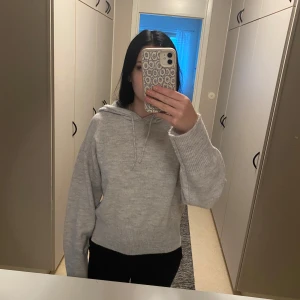 Stickad hoodie - En fin stickad hoodie från Ginatricot.☺️Köpt på kidsbrandstore men knappt använd. Strl 158/164.💗