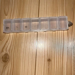 Dosetti - Läpinäkyvä lääkedosetti. Osasta päivät kuluneet pois. Eläintalous MMM, lisätietoja saa kysymällä Katsothan myös muut ilmoitukseni Tarjoa 