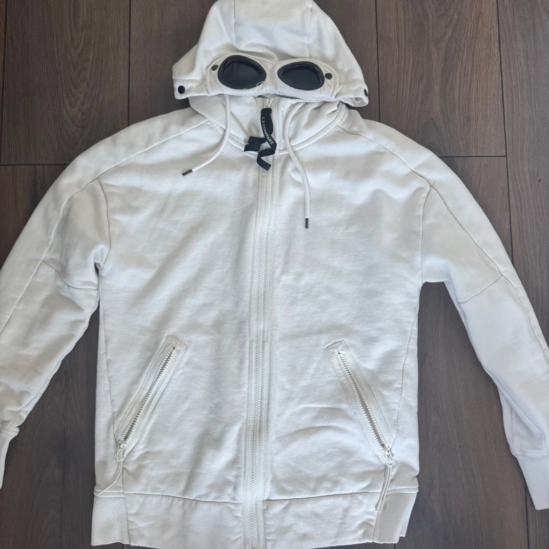 Vit hoodie med glasögon från C.P. Company