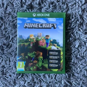 Minecraft Xbox One - Minecraft till Xbox One i originalfodral. Omslaget är i fint skick och spelet inkluderar Starter Pack med 700 Minecoins. Perfekt för både nya och erfarna spelare. PEGI 7. Inga synliga skador eller slitage på fodralet.
