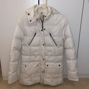 Vit jacka från Cubus stl XS - Snygg vit jacka från Cubus i storlek XS. Använd några gånger. Lite sminkfläckar längst upp vid dragkedjan. Bra skick.