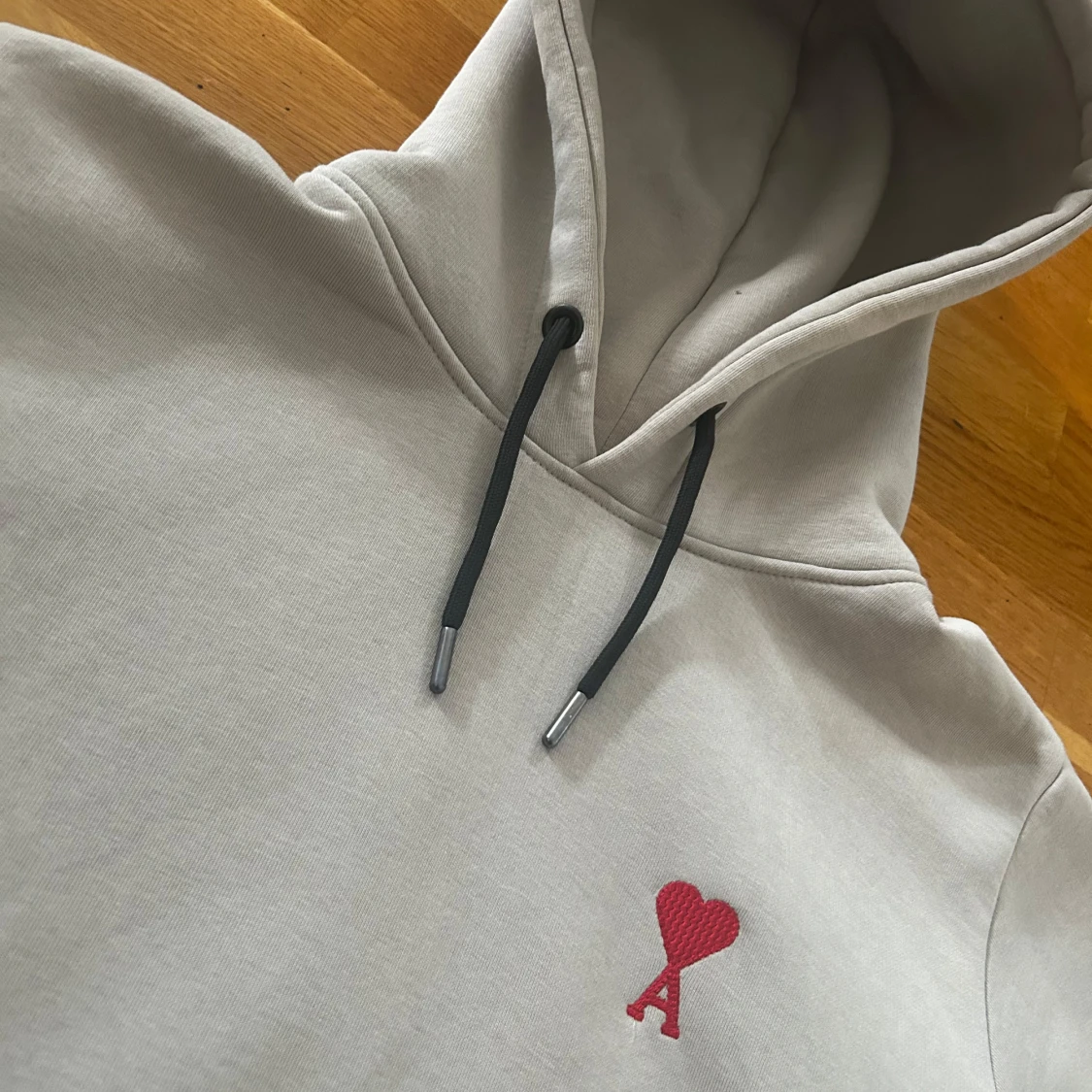 Beige hoodie från Ami Paris med rött hjärta - 1