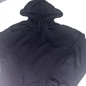 Marinblå stickad hoodie med huva - Mörkblå, stickad hoodie. Tröjan har lång ärm och en enkel, clean look som passar perfekt till chill dagar. Materialet är mjukt och ger en avslappnad vibe.