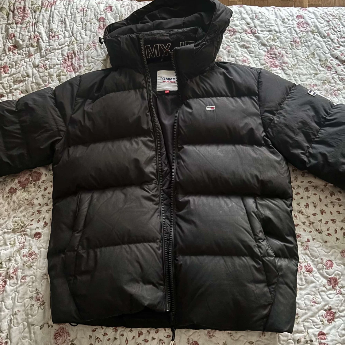 Svart pufferjacka från Tommy Jeans - 1