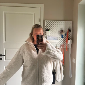 Vit teddyjacka  - Mysig och oversized teddyjacka i vit med hög krage och dragkedja framtill. Perfekt jacka nu till hösten. Den har inga sminkfläckar eller defekter!